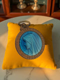 Médaille religieuse ancienne métal, Vierge Lourdes 1858-1958, bleu émaillé