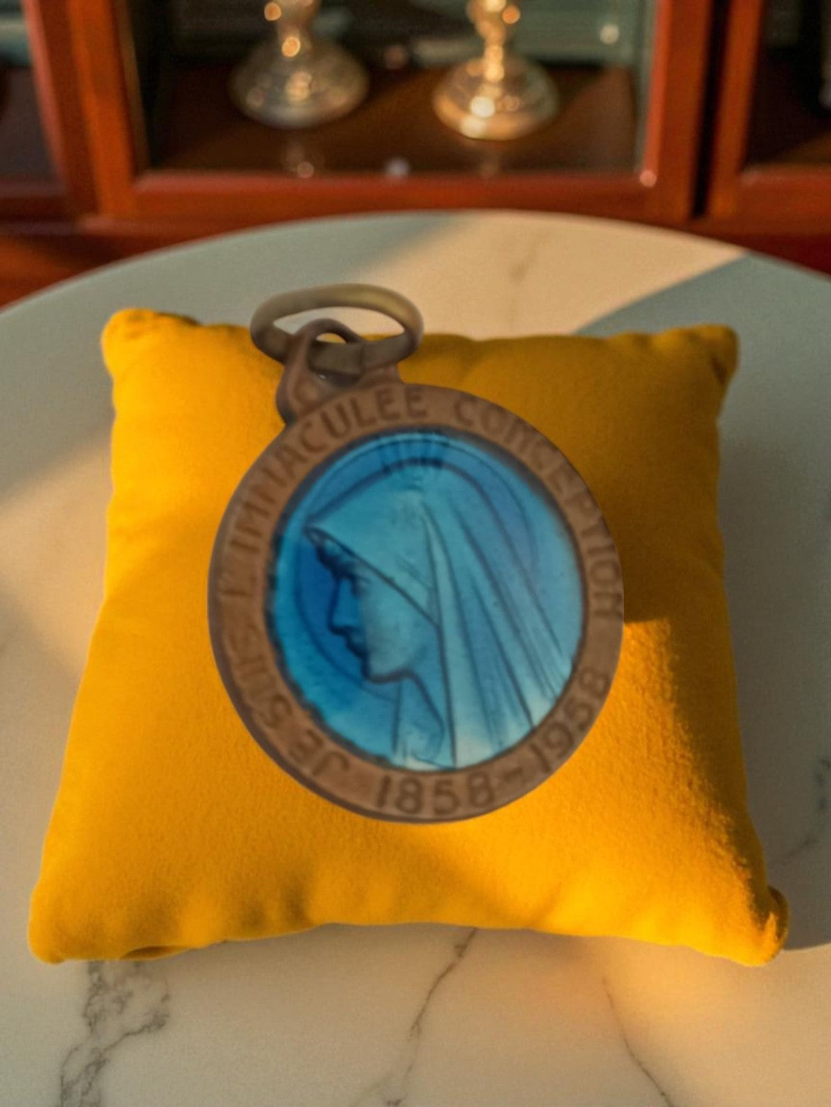 Médaille religieuse ancienne métal, Vierge Lourdes 1858-1958, bleu émaillé