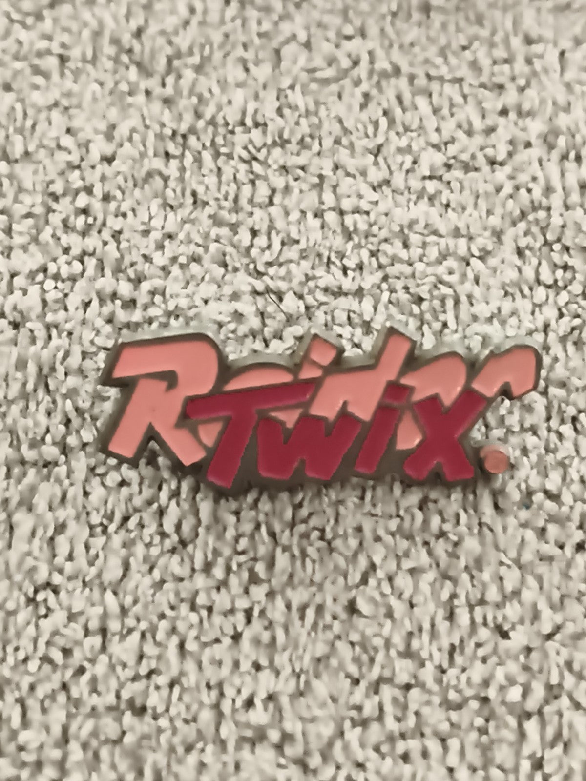 Pin's vintage Twix logo rouge, badge ancien publicité années 90 (Ref 2)