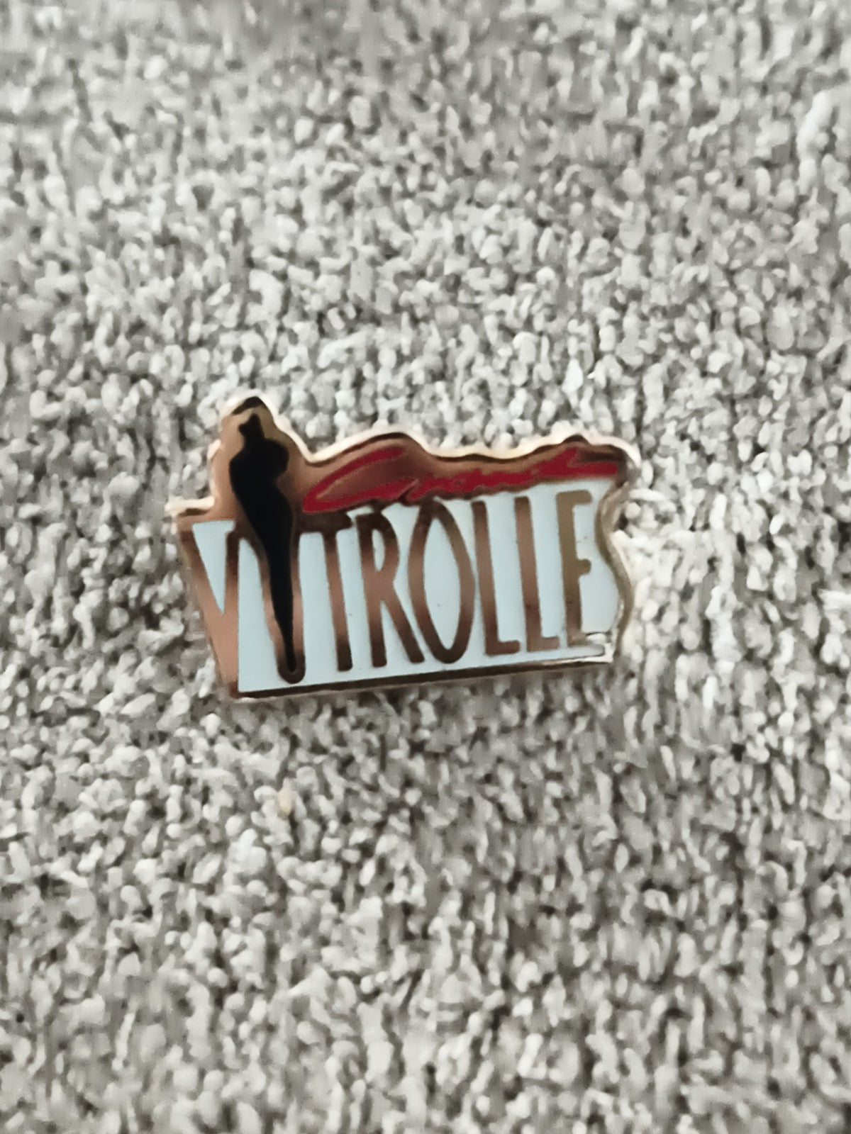 Pin's vintage Vitrolle émaillé silhouette noire rouge (Ref 9) badge rétro