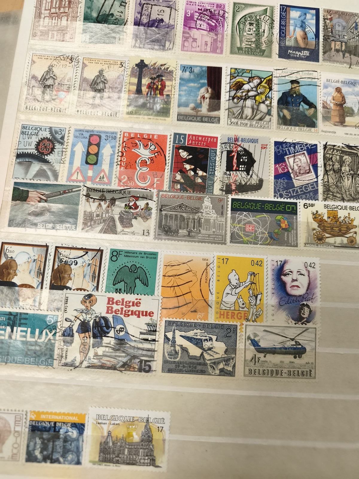 Lot de timbres Belgique illustrés, thèmes variés, couleurs multiples, d'occasion