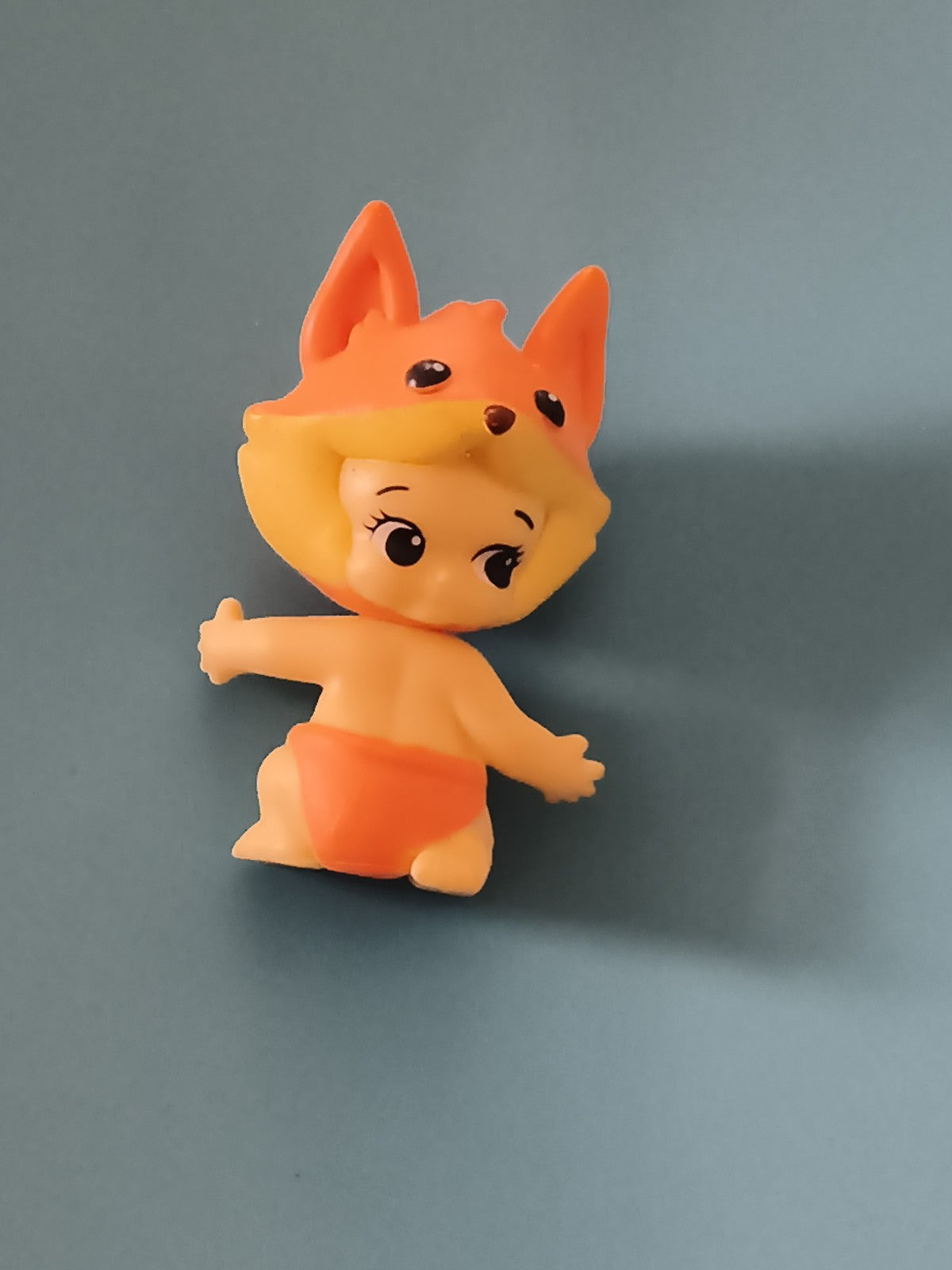 Figurine Twozies bébé renard orange personnage assis jouet enfant