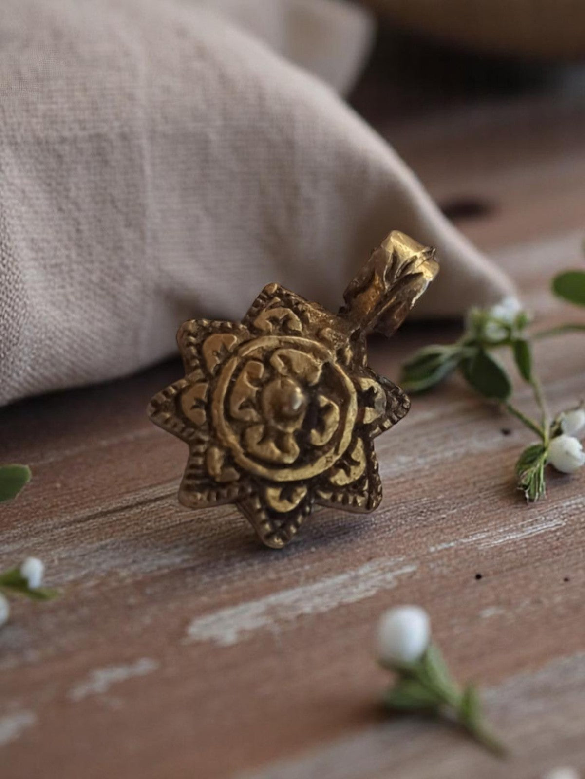 Pendentif ancien étoile fleur métal doré vintage années 50 bijou rétro