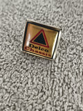 Pin's vintage Delco Chassis logo automobile carré rétro (Ref 11)