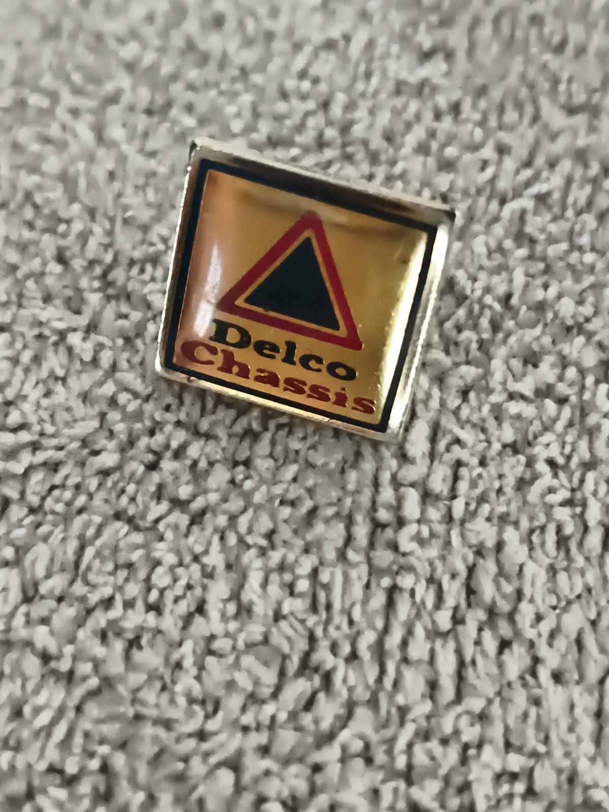 Pin's vintage Delco Chassis logo automobile carré rétro (Ref 11)