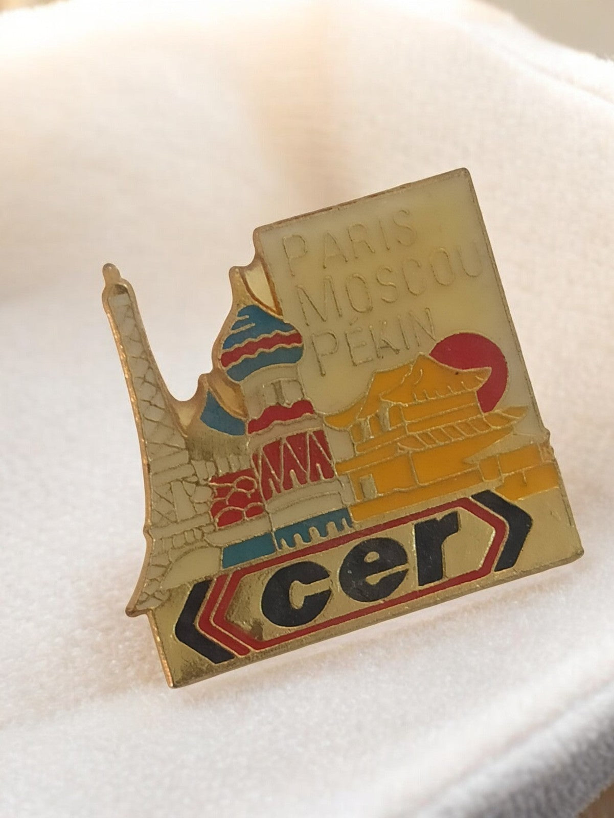 Pin's vintage CER Paris Moscou Pékin badge émaillé rétro années 80
