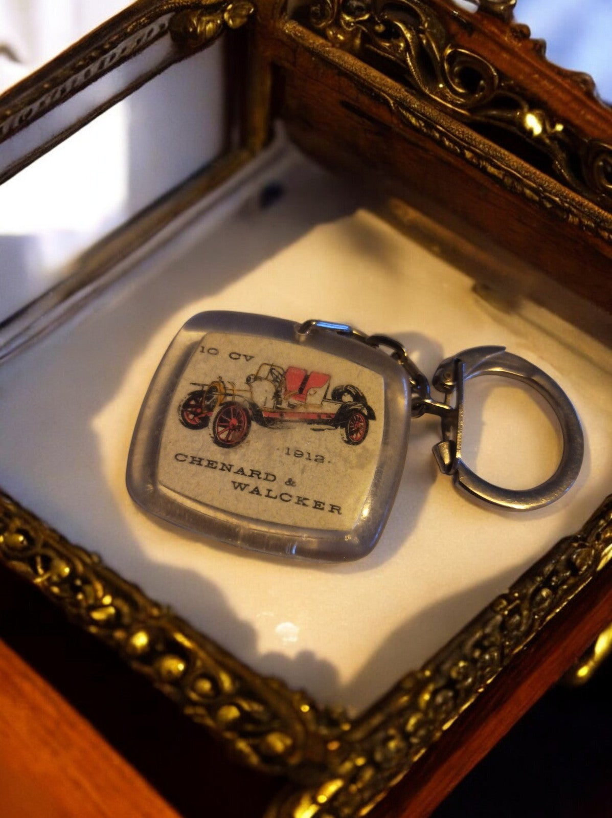 Porte-clés vintage Chenard & Walcker métal, voiture 1912, publicitaire rétro