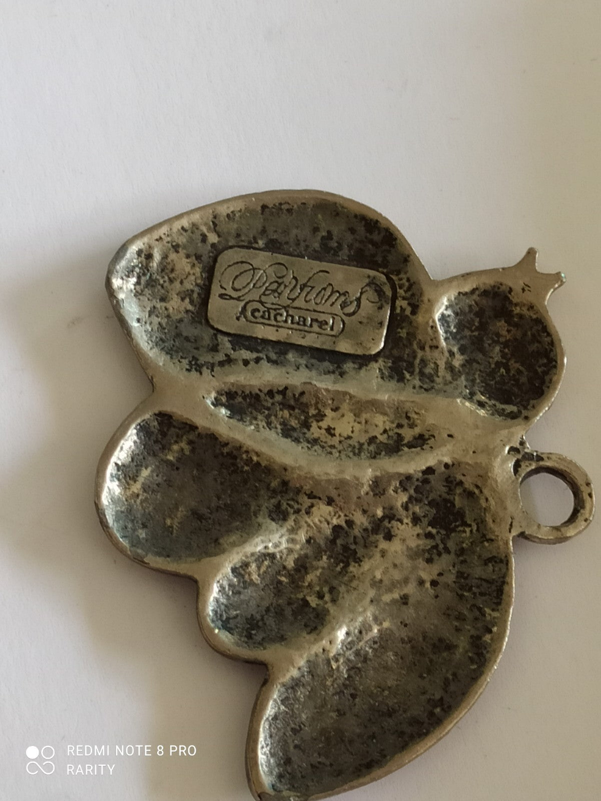Pendentif oiseau vintage Cacharel, finition métal argenté, bijou classique