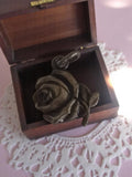 Pendentif rose vintage en métal, bijou ancien, médaille florale rétro