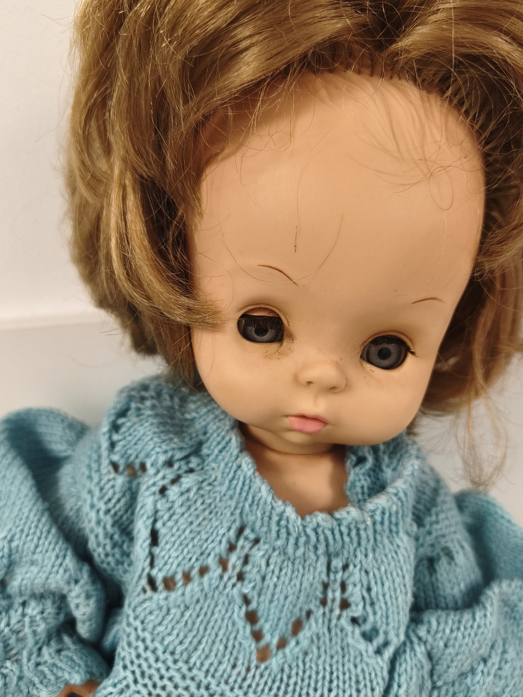 Ancienne poupée Ratti Made in Italy, yeux bleus, robe bleue tricotée