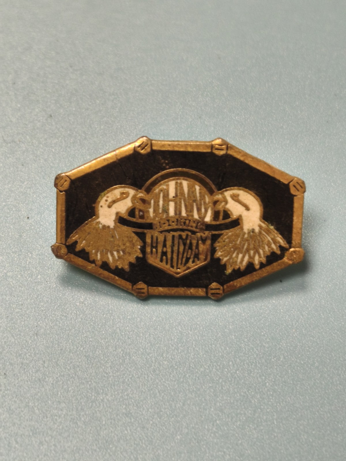 Vintage pin's Johnny Hallyday hexagonal noir et doré, emblème rock rare