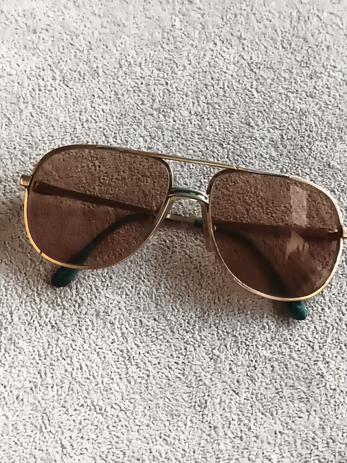 Lunettes vintage Lacoste monture dorée style aviateur verres teintés ancien