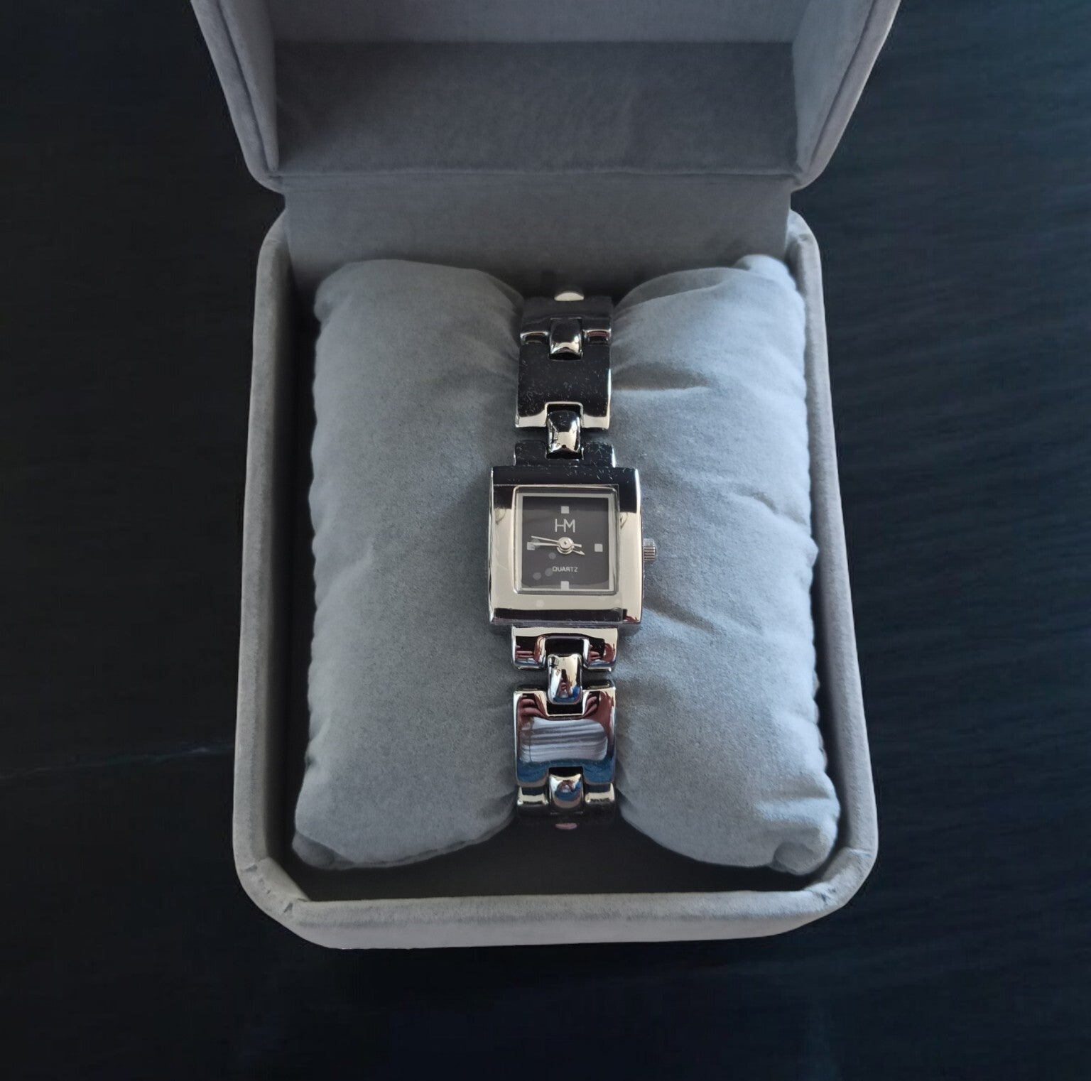 Montre élégante HANAE MORI pour femme - Cadran noir, quartz