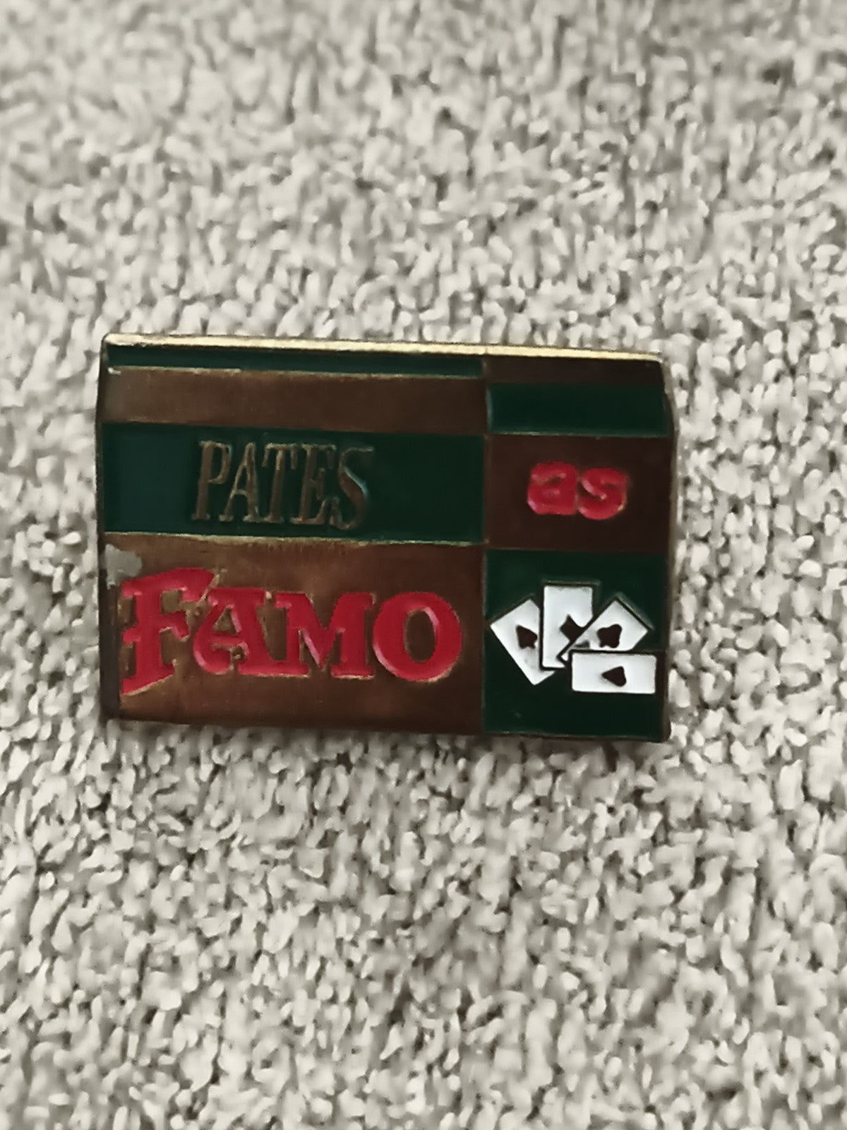 Pin's publicitaire vintage Pâtes Famo as, émaillé, logo cartes, années 80-90