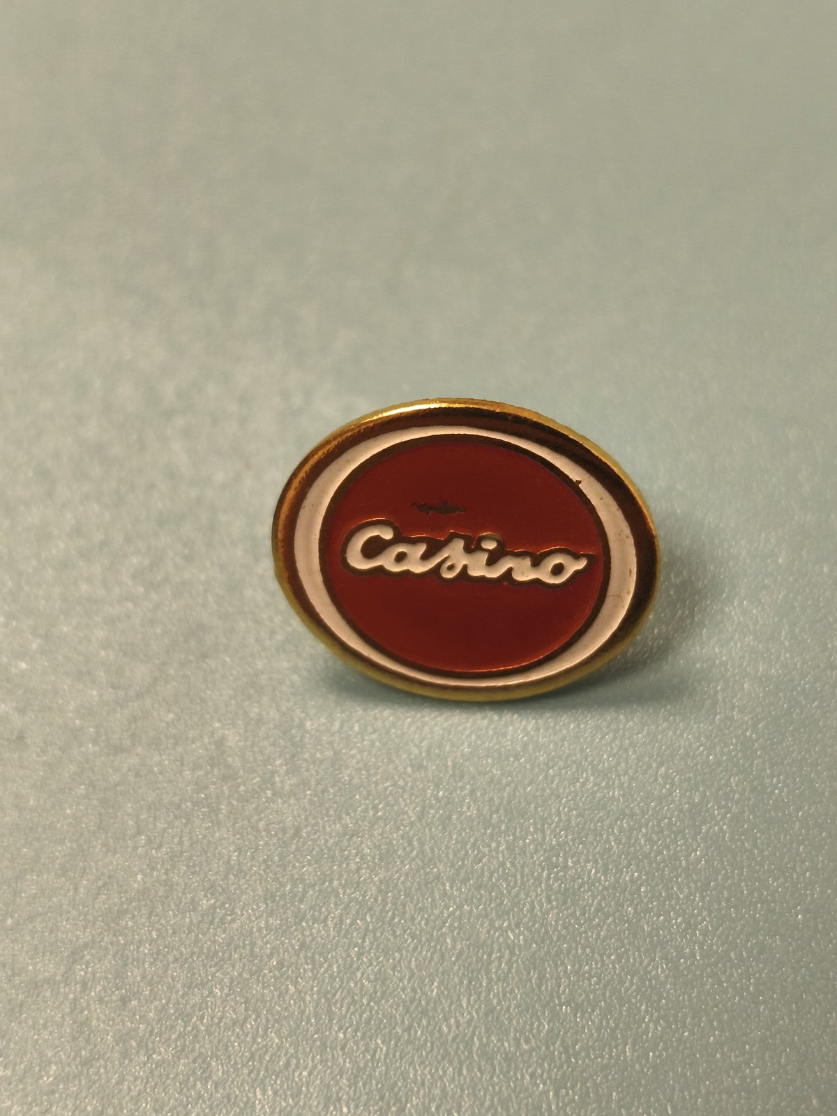 Vintage pin's casino rouge rond, collection badge ancien jeu hasard