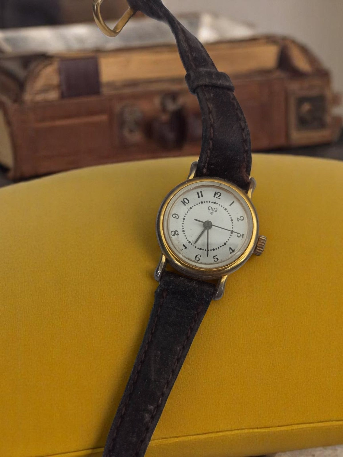 Montre femme vintage Q&Q cadran blanc style rétro, boîtier doré ancien