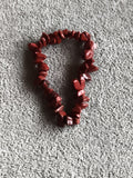 Bracelet pierres naturelles rouges, chips irréguliers, bijou élastique femme