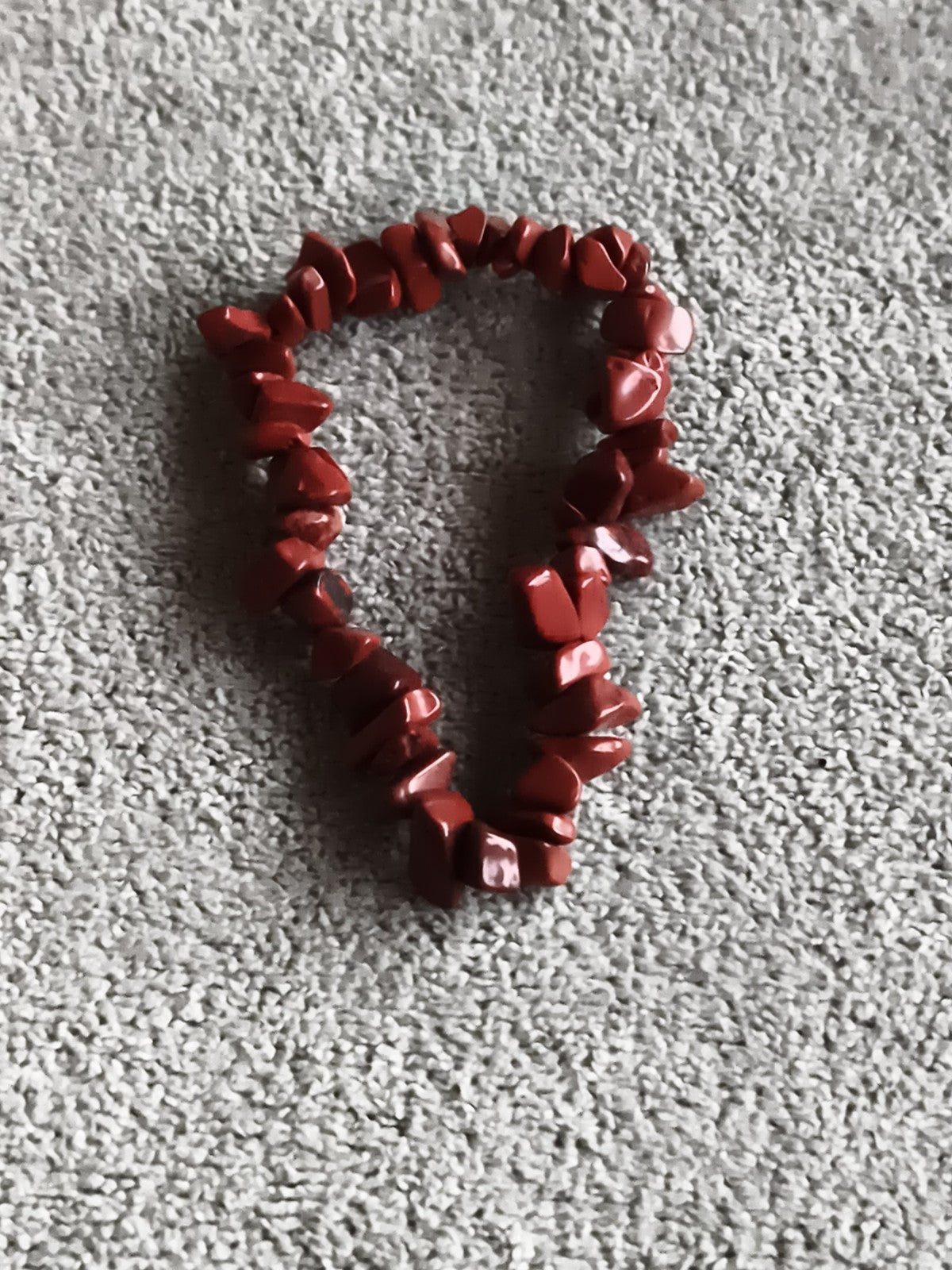 Bracelet pierres naturelles rouges, chips irréguliers, bijou élastique femme