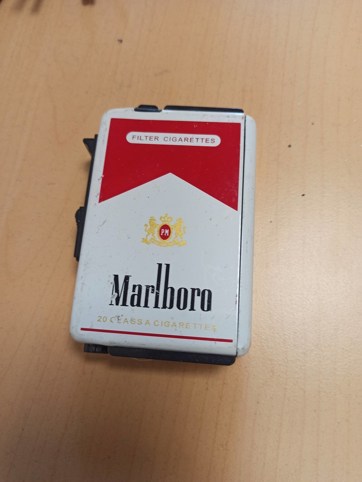 Briquet ancien Marlboro rétro, publicité vintage, design paquet cigarettes