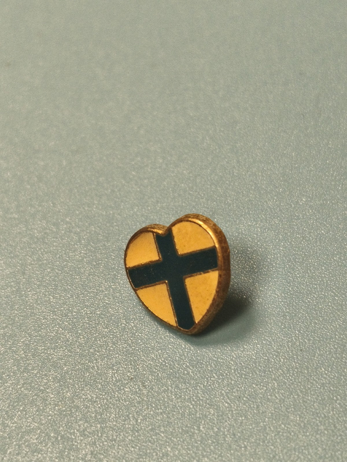 Vintage pin's Marseille c?ur émaillé croix bleue et jaune rare collection