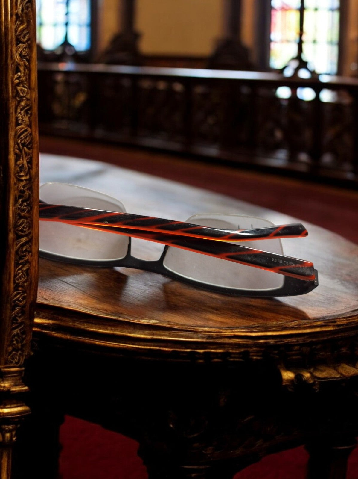 Lunettes vintage Thierry Mugler demi-cerclées, monture noire et branches rouges