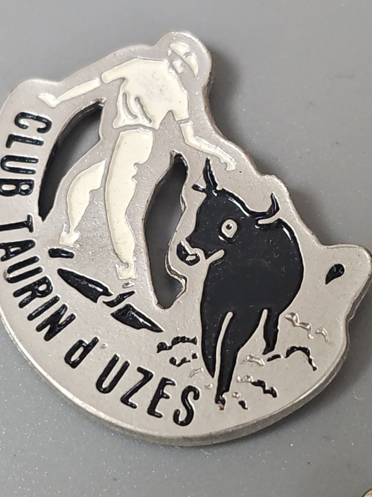 Pin's ancien club taurin Uzès vintage ? badge rétro collection tauromachie Franc