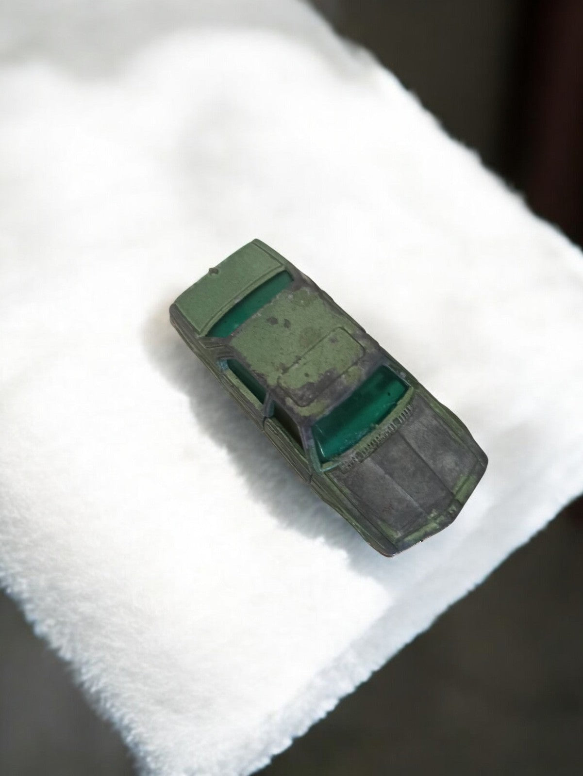 Véhicule miniature ancien vert, voiture rétro vintage, jouet de collection