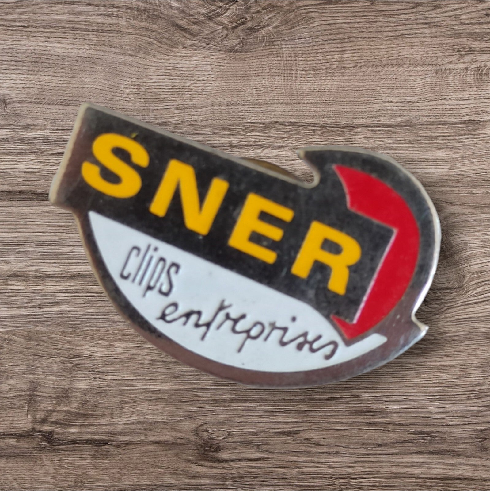 Pin's publicitaire vintage SNER logo années 80 clips entreprises