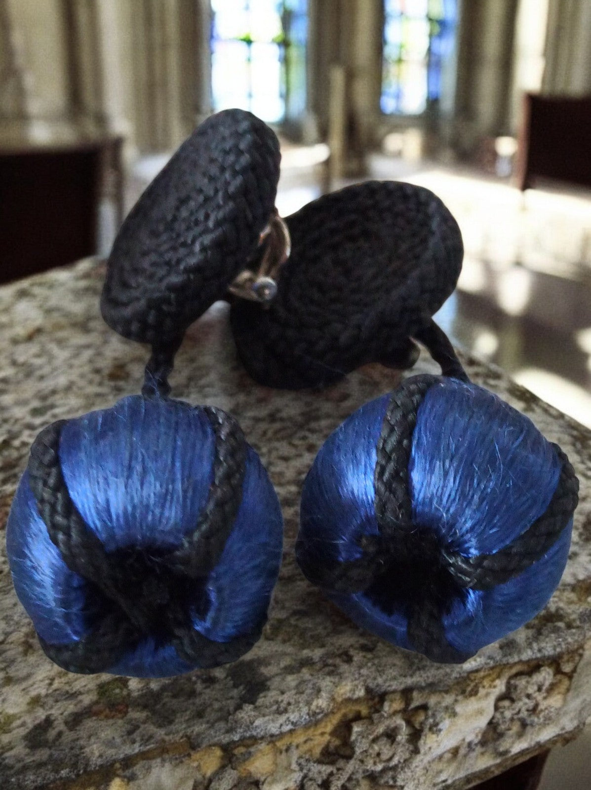 Boucles d’oreilles vintage 60s tressées bleu noir – clip rétro élégant années 70
