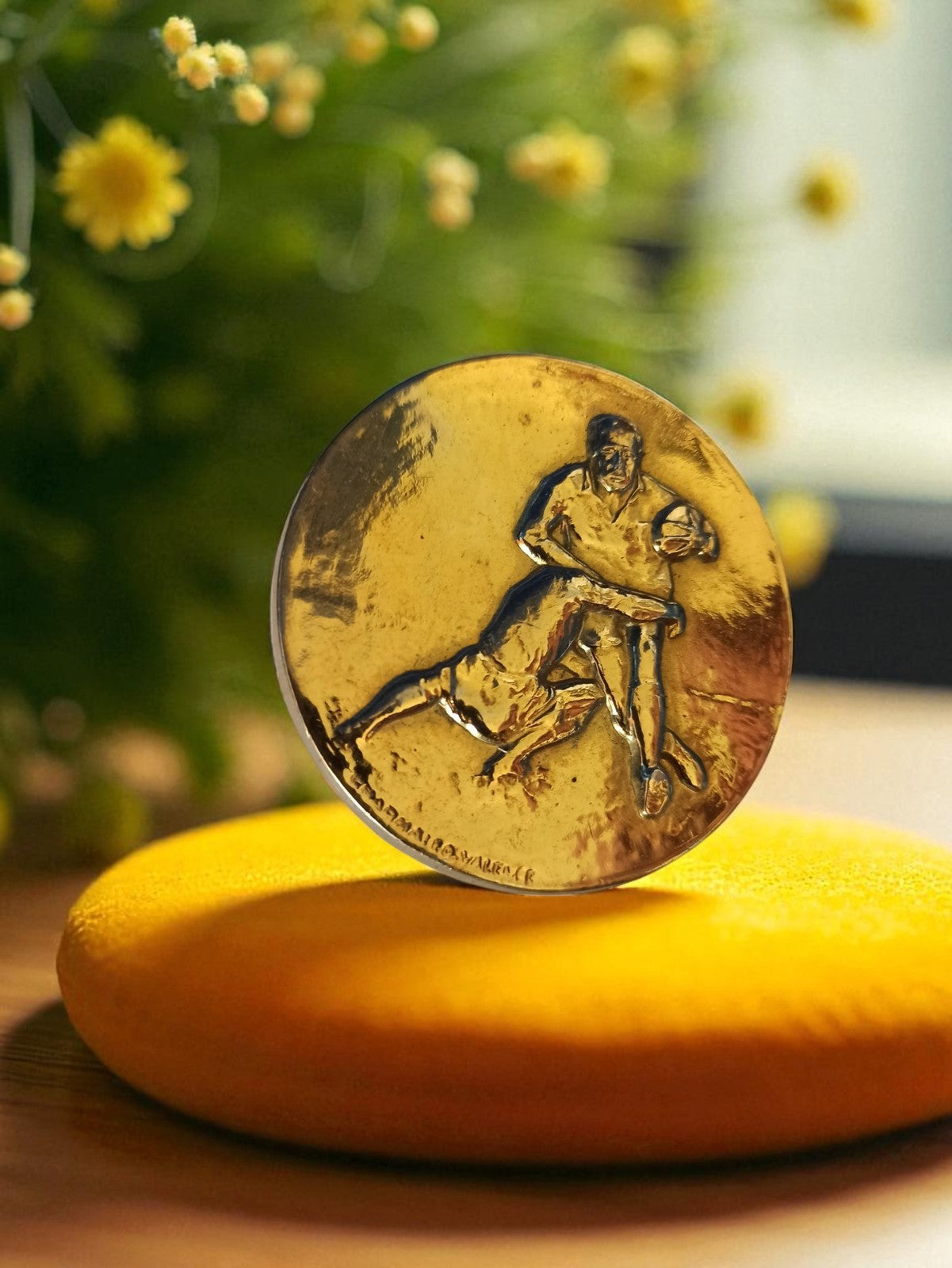 Médaille bronze vintage handball, relief joueur, rétro sport ancien