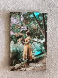 CPA femme robe jaune bouquet colorisé début XXe carte postale