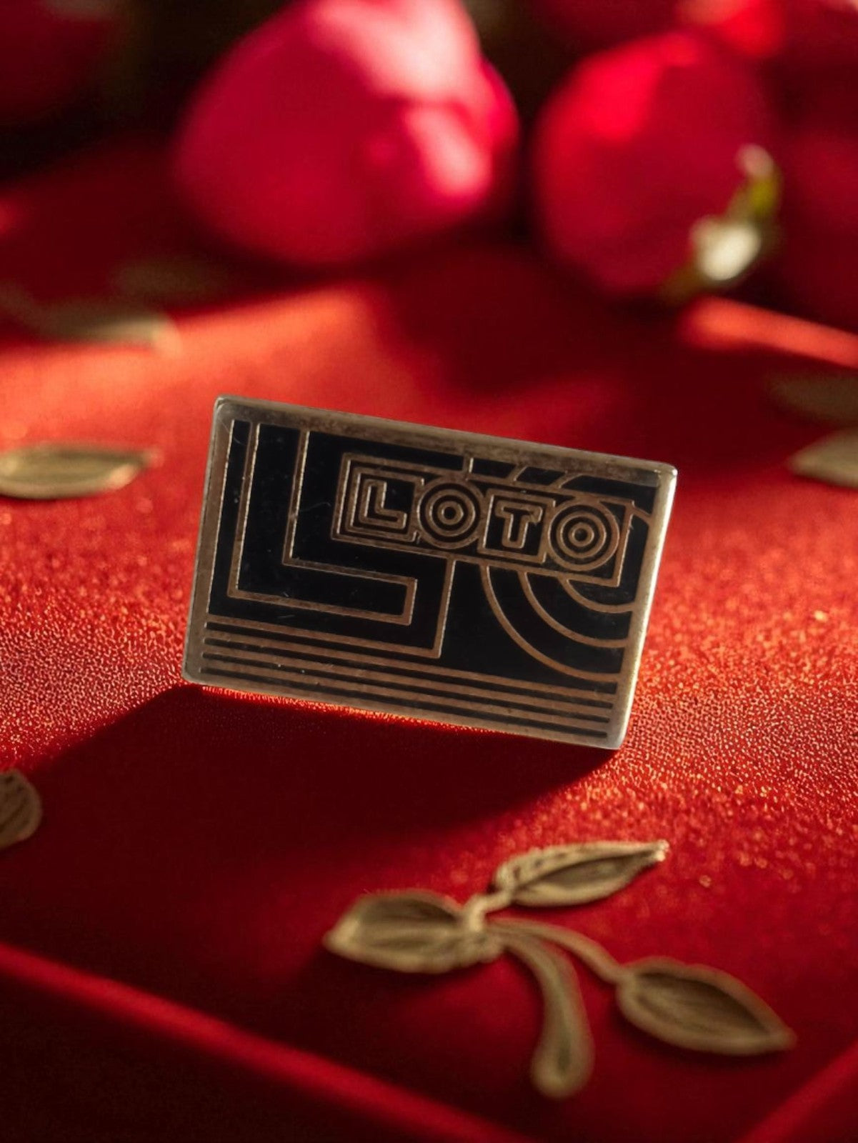 Pin's ancien Loto France vintage Art déco noir doré jeu de hasard rétro