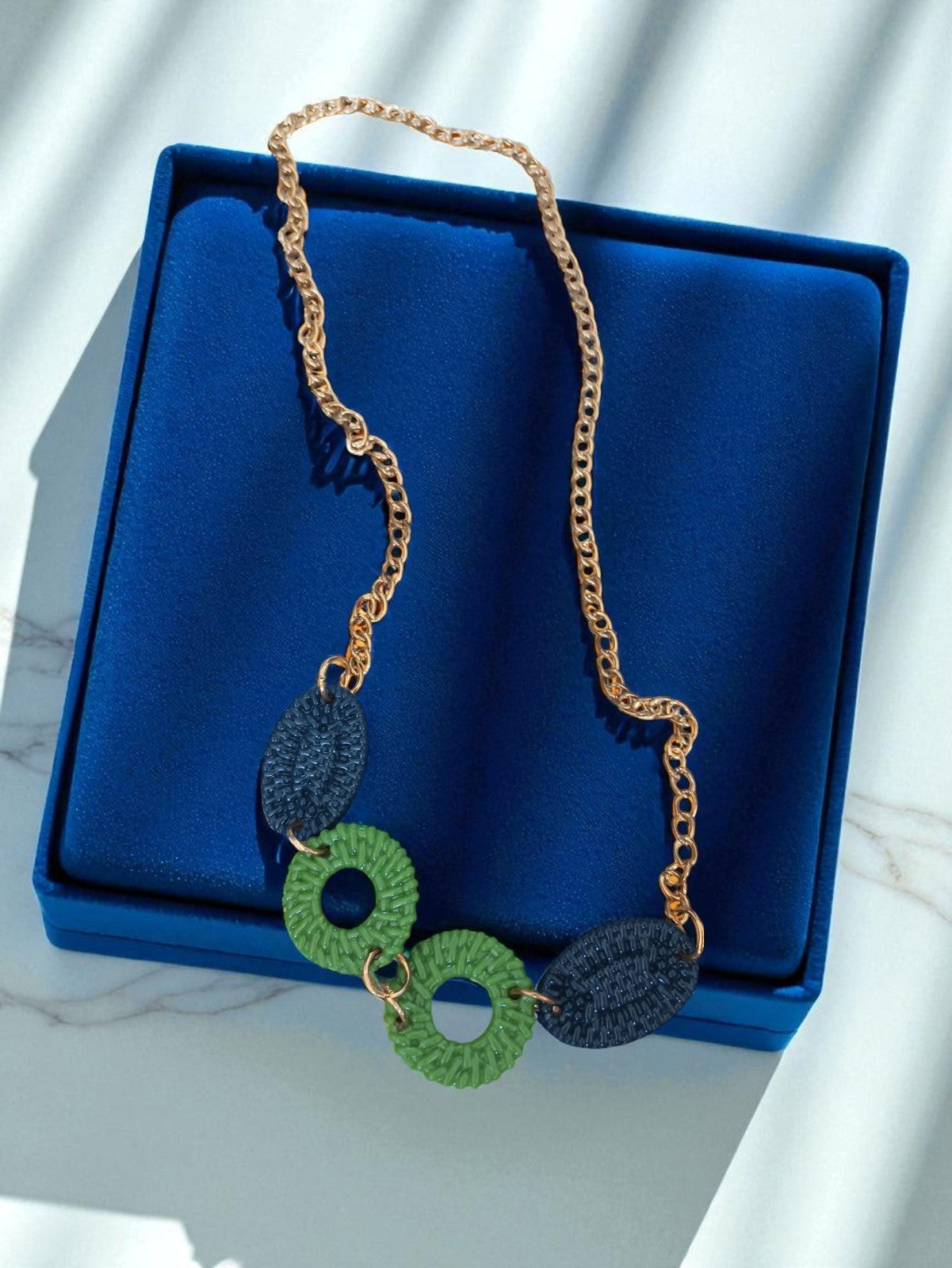 Collier fantaisie vintage chaîne dorée maillons tressés bleu vert rétro chic