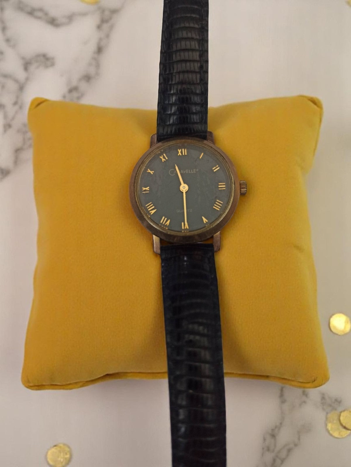 Montre femme vintage Caravelle cadran noir doré rétro bracelet effet croco