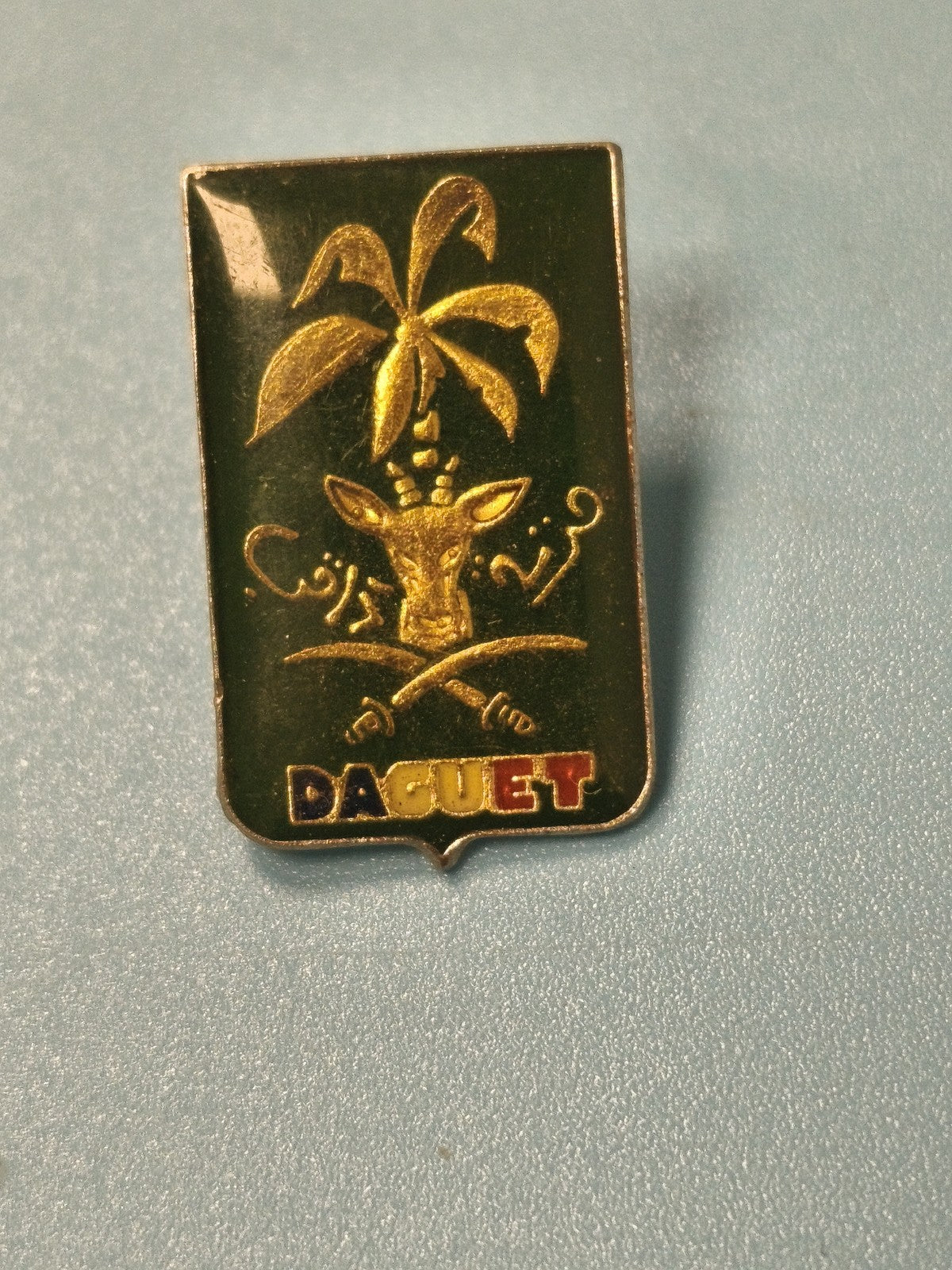 Vintage pin's militaire Daguet émail, blason vert or, collection armée