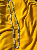 Collier vintage perles blanches et cubes bleu irisé, fantaisie rétro années 70