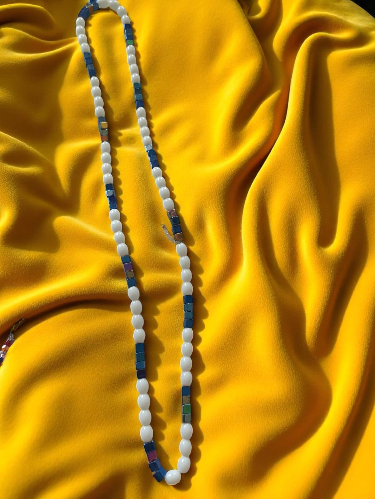 Collier vintage perles blanches et cubes bleu irisé, fantaisie rétro années 70