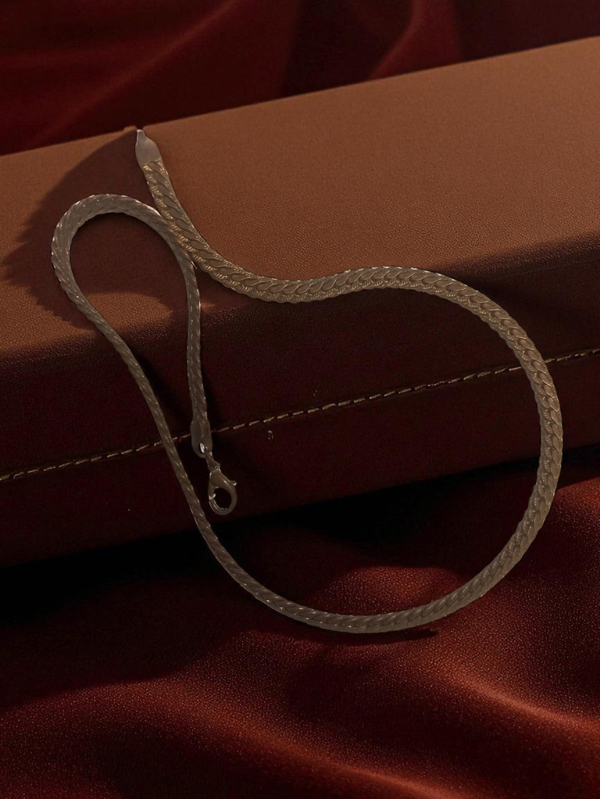 Collier vintage plaqué or maille serpent rétro ancien, bijou élégant