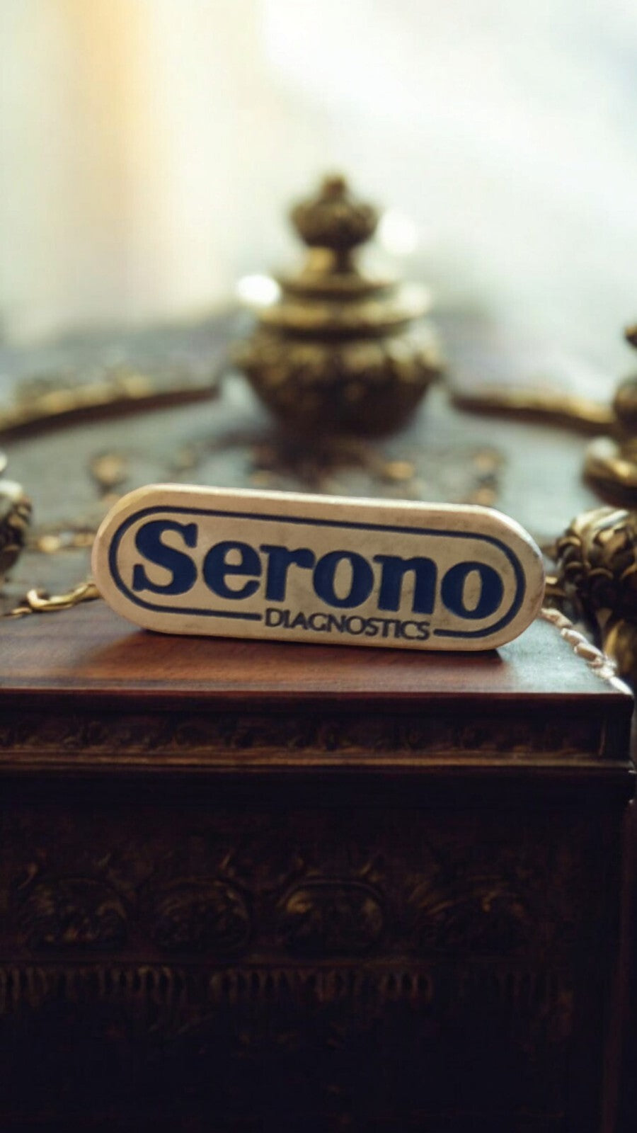 Pin's vintage Serono Diagnostics logo bleu rare ancien badge pharma