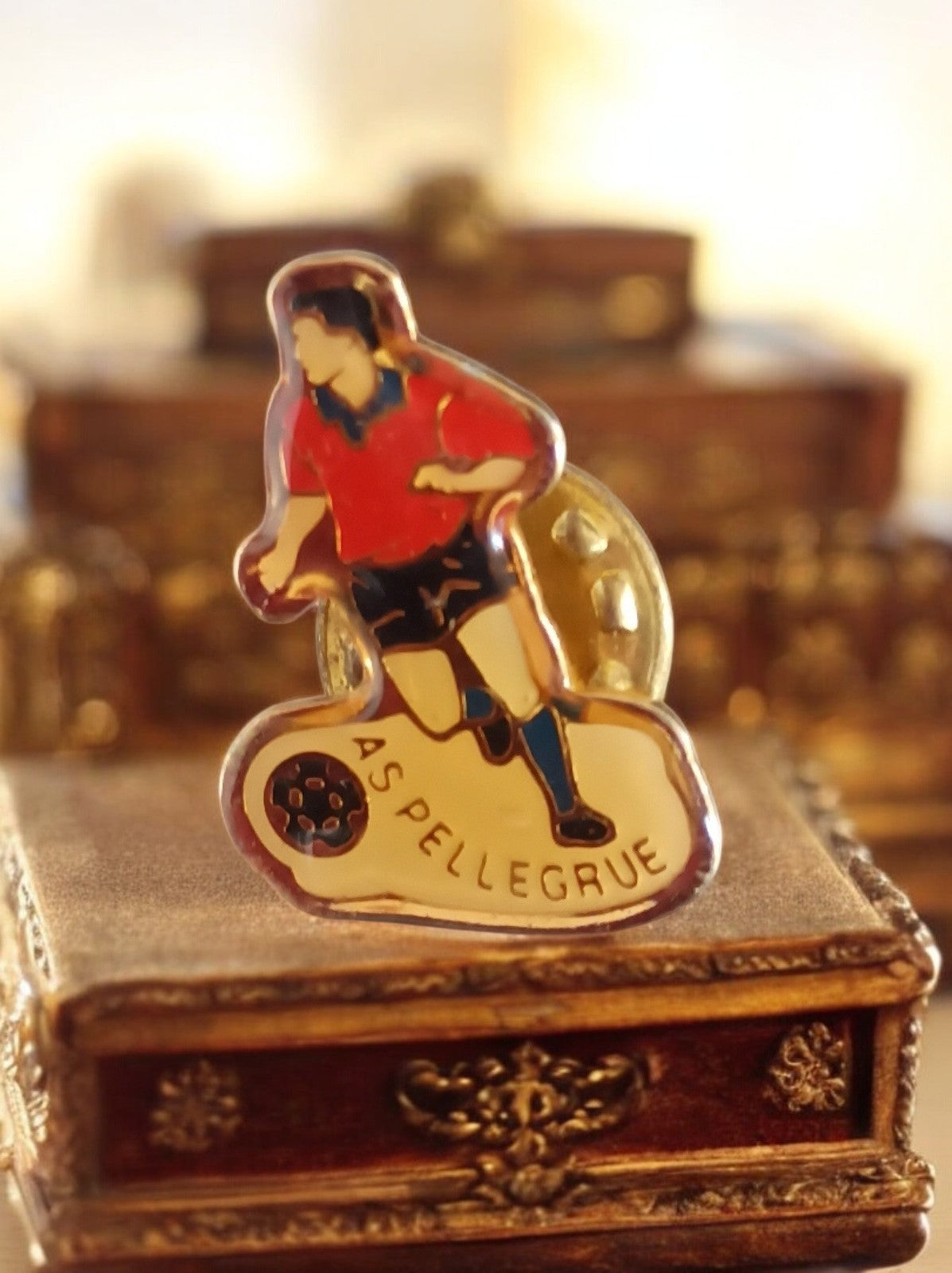 Pin's vintage AS Pellegrue football joueur émaillé badge rétro France