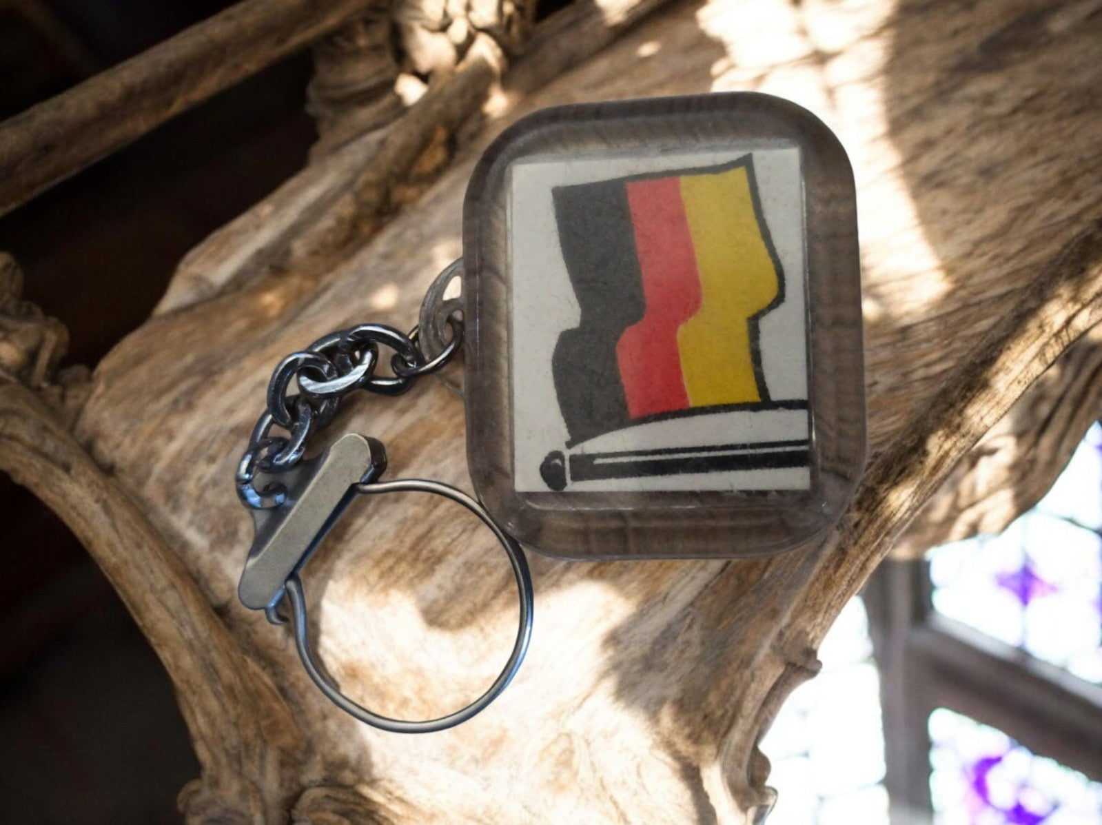 Porte-clés vintage publicitaire français métal drapeau noir rouge jaune rétro