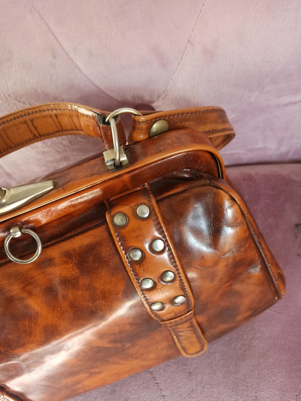 Sac médecin vintage cuir marron, ancien cartable rétro à rivets, fermeture métal
