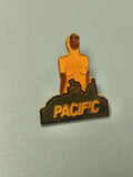 Pin's vintage PACIFIC, silhouette stylisée, émaillé ancien, collection rare