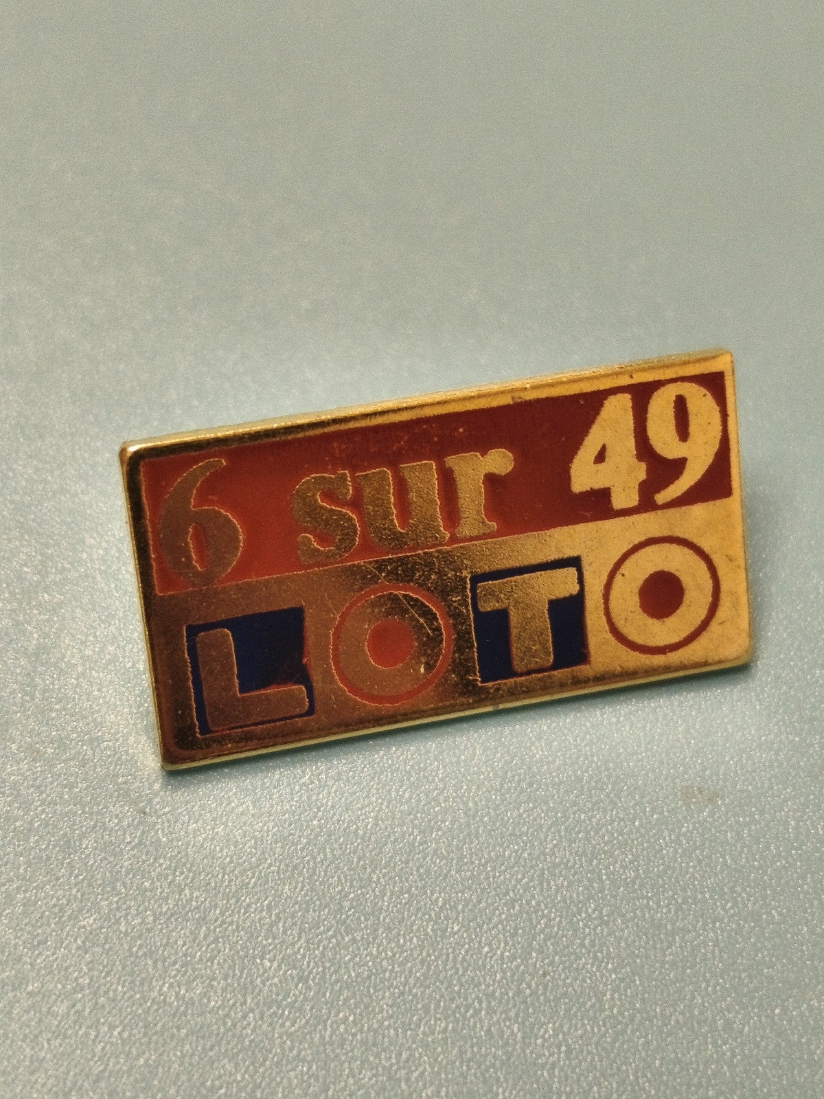 Vintage pin's Loto 6 sur 49 rectangulaire rouge bleu doré collection (Ref 9)
