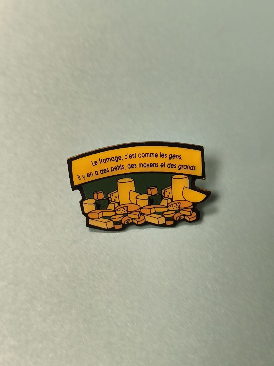 Vintage pin's fromage humour, collection publicitaire, motif fromages, rétro