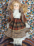 Poupée ancienne porcelaine blonde robe écossaise vintage rétro déco
