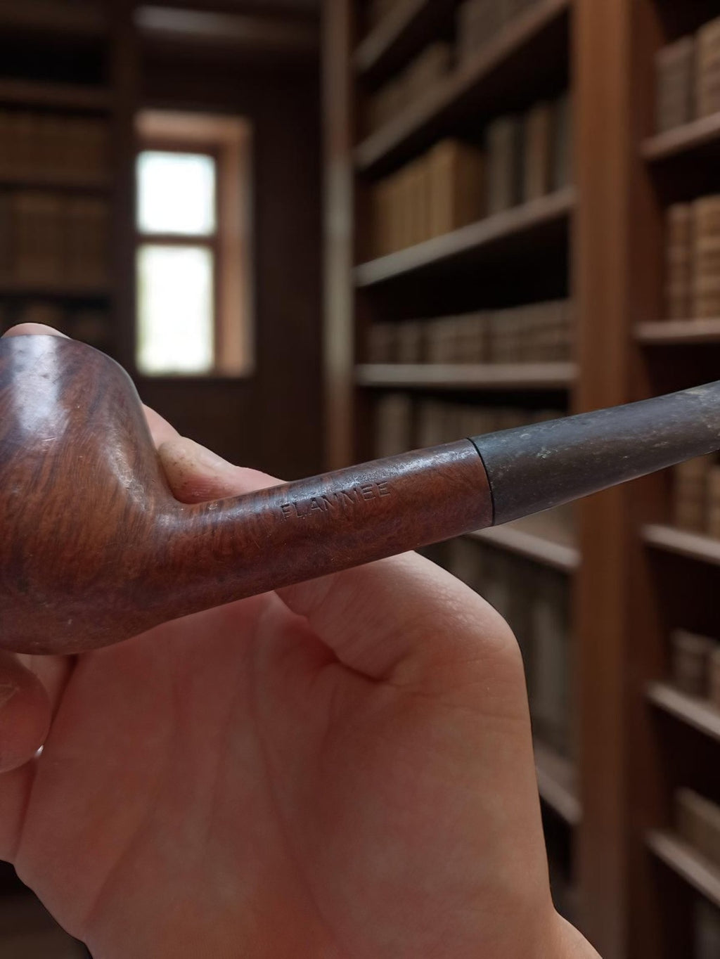 Pipe ancienne courbée brune signée, vintage, objet de collection fumeur