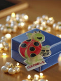 Pin's vintage émail coccinelle rouge noir – badge rétro publicitaire