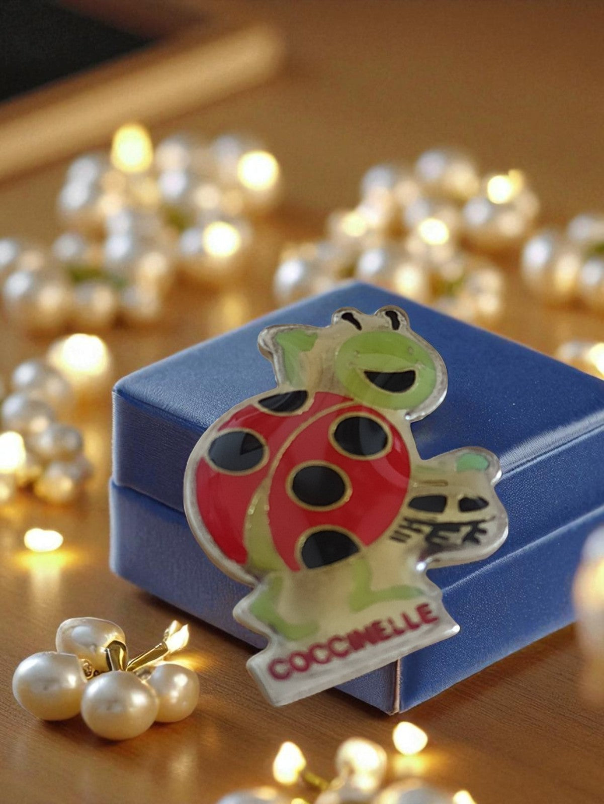 Pin's vintage émail coccinelle rouge noir – badge rétro publicitaire