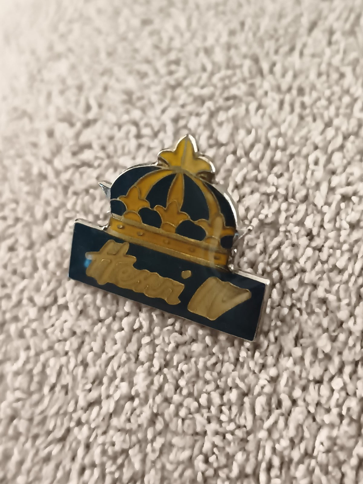 Pin's vintage couronne Henri IV bleu doré émaillé badge ancien (Ref 4)
